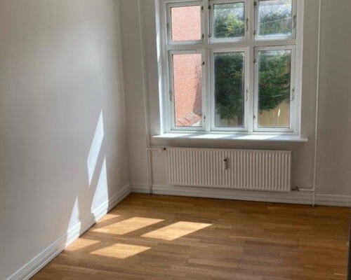 Lys 2-værelses på 53 m2 i Vestbyen med altan – tæt på nærbanen