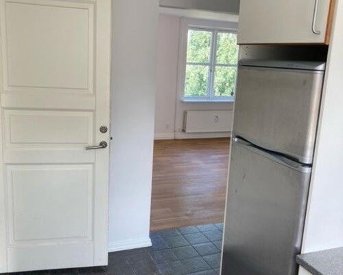 Lys 2-værelses på 53 m2 i Vestbyen med altan – tæt på nærbanen