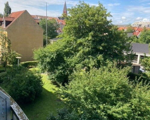 Lys 2-værelses på 53 m2 i Vestbyen med altan – tæt på nærbanen