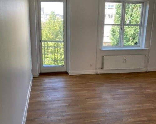 Lys 2-værelses på 53 m2 i Vestbyen med altan – tæt på nærbanen