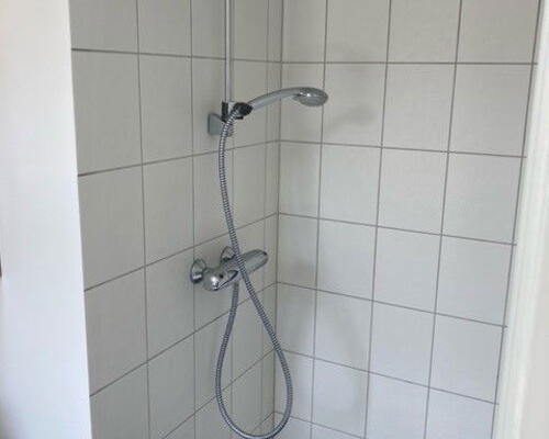 Lys 2-værelses på 53 m2 i Vestbyen med altan – tæt på nærbanen