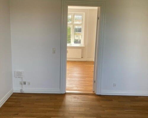 Lys 2-værelses på 53 m2 i Vestbyen med altan – tæt på nærbanen