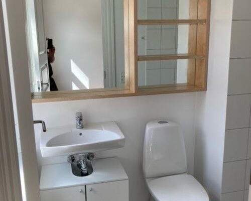 Lys 2-værelses på 53 m2 i Vestbyen med altan – tæt på nærbanen