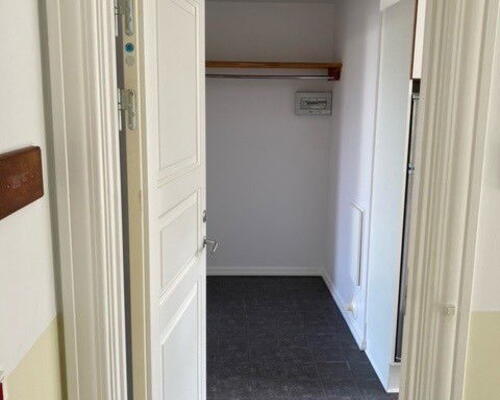 Lys 2-værelses på 53 m2 i Vestbyen med altan – tæt på nærbanen