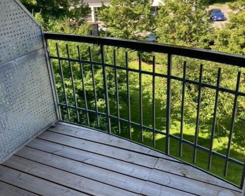 Lys 2-værelses på 53 m2 i Vestbyen med altan – tæt på nærbanen