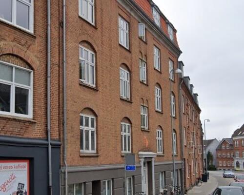 Skøn lys 2. værelses lejlighed