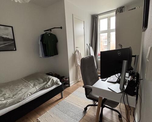 Skøn lys 2. værelses lejlighed