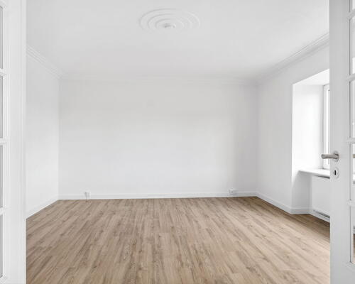 Stor og lys 3-værelses med sydvendt altan, fjordkig og elevator – midt i Aalborg