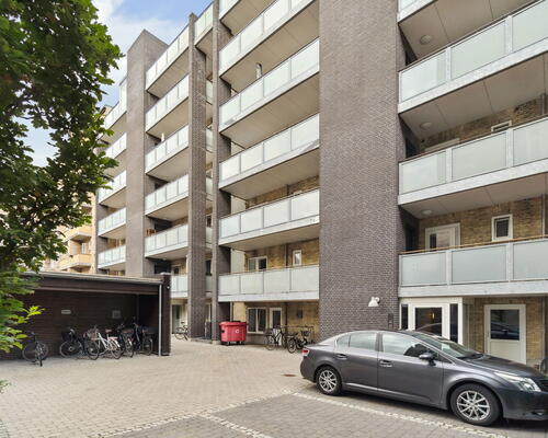 Stor og lys 3-værelses med sydvendt altan, fjordkig og elevator – midt i Aalborg