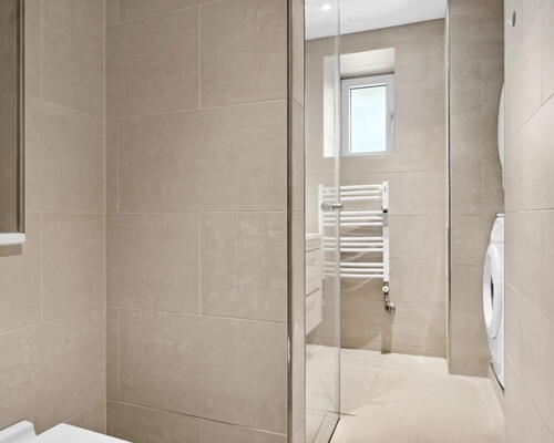 Stor og lys 3-værelses med sydvendt altan, fjordkig og elevator – midt i Aalborg