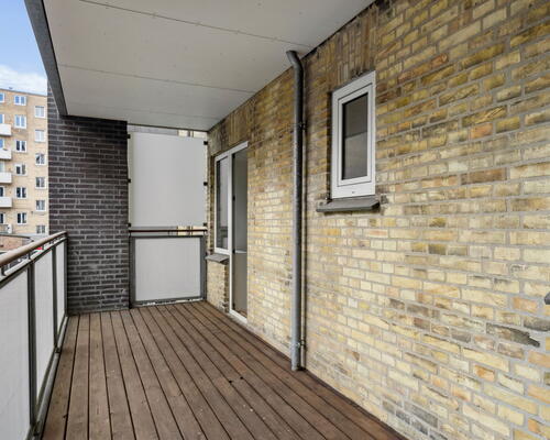 Stor og lys 3-værelses med sydvendt altan, fjordkig og elevator – midt i Aalborg