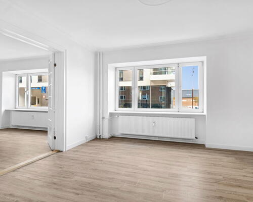 Stor og lys 3-værelses med sydvendt altan, fjordkig og elevator – midt i Aalborg