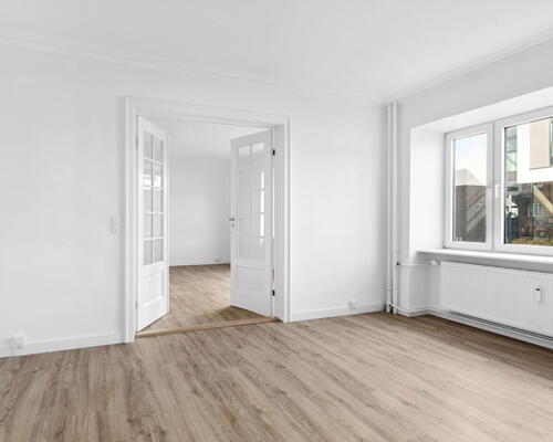 Stor og lys 3-værelses med sydvendt altan, fjordkig og elevator – midt i Aalborg