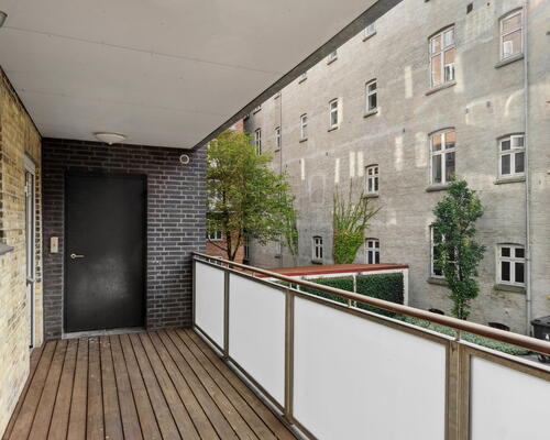 Stor og lys 3-værelses med sydvendt altan, fjordkig og elevator – midt i Aalborg