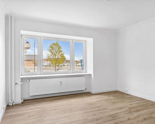 Stor og lys 3-værelses med sydvendt altan, fjordkig og elevator – midt i Aalborg