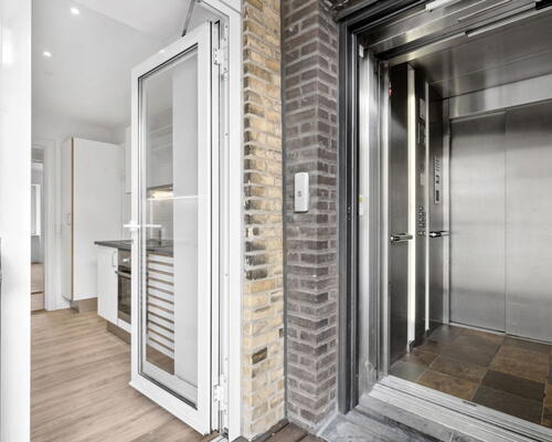 Stor og lys 3-værelses med sydvendt altan, fjordkig og elevator – midt i Aalborg