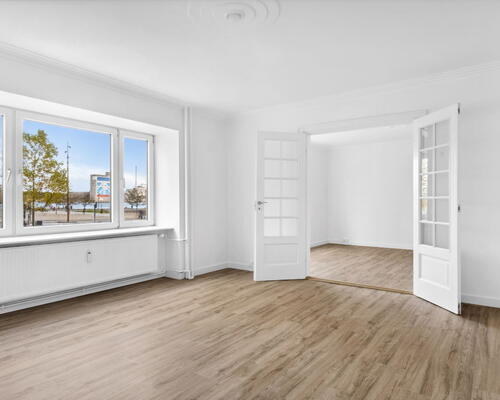 Stor og lys 3-værelses med sydvendt altan, fjordkig og elevator – midt i Aalborg