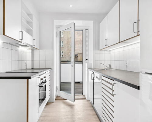 Stor og lys 3-værelses med sydvendt altan, fjordkig og elevator – midt i Aalborg