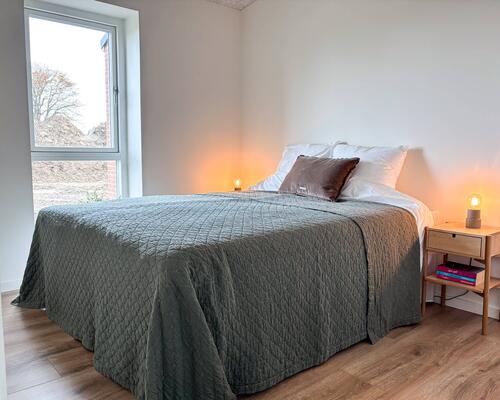 Lækkert 4-værelses rækkehus. Obs. alle billeder og plantegninger er vejledende. Denne bolig er spejlvendt ift. plantegningen.