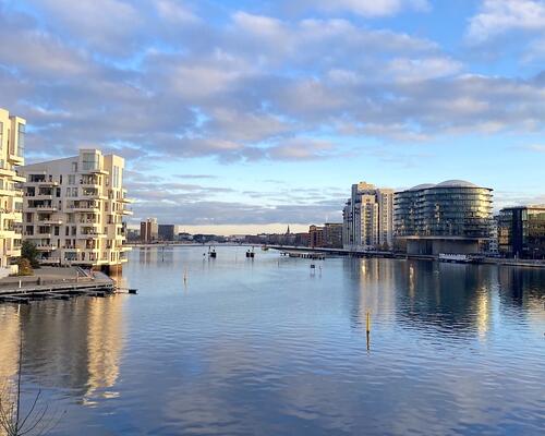 Moderne møbleret lejlighed med unik udsigt