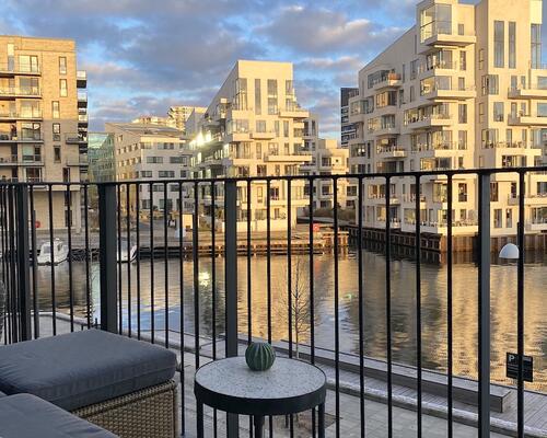 Moderne møbleret lejlighed med unik udsigt