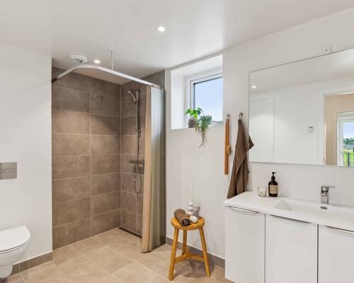 Velindrettet rækkehus i grønne omgivelser ved Kildebjerg, Ry