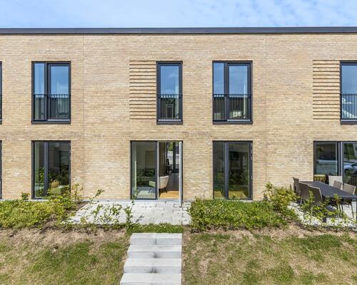 Velindrettet rækkehus i grønne omgivelser ved Kildebjerg, Ry