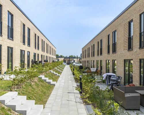 Velindrettet rækkehus i grønne omgivelser ved Kildebjerg, Ry