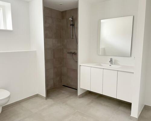 Stort, lækkert rækkehus i moderne 2-plans nybyggeri