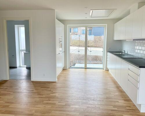 Stort, lækkert rækkehus i moderne 2-plans nybyggeri