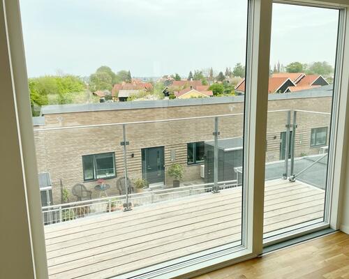 Stort, lækkert rækkehus i moderne 2-plans nybyggeri