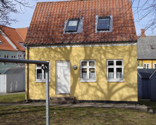 Rummeligt byhus i rolige, grønne omgivelser med nyt køkken