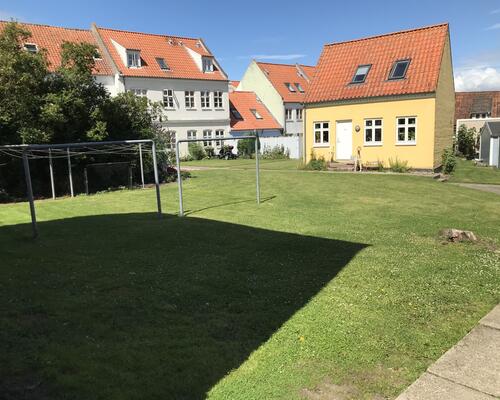 Rummeligt byhus i rolige, grønne omgivelser med nyt køkken