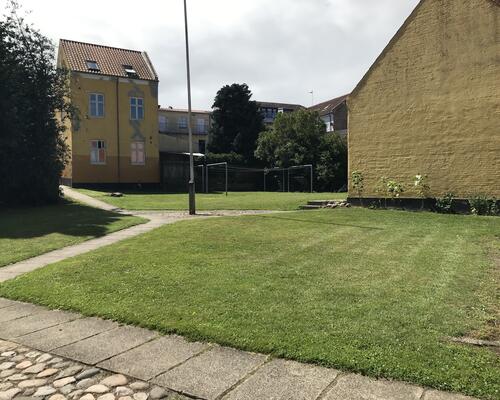 Rummeligt byhus i rolige, grønne omgivelser med nyt køkken