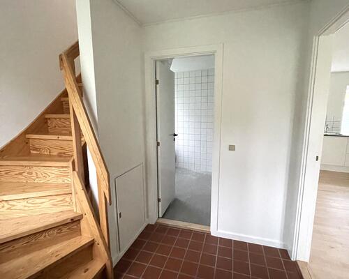 Rummeligt byhus i rolige, grønne omgivelser med nyt køkken