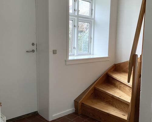 Rummeligt byhus i rolige, grønne omgivelser med nyt køkken