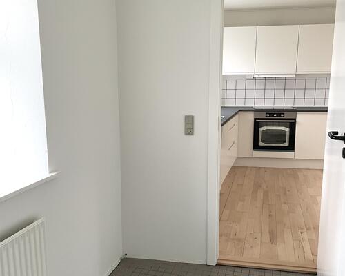 Rummeligt byhus i rolige, grønne omgivelser med nyt køkken