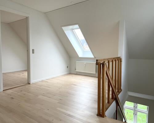 Rummeligt byhus i rolige, grønne omgivelser med nyt køkken