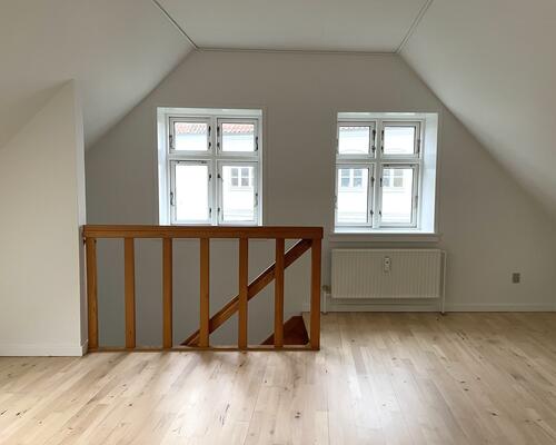 Rummeligt byhus i rolige, grønne omgivelser med nyt køkken