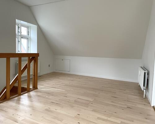 Rummeligt byhus i rolige, grønne omgivelser med nyt køkken