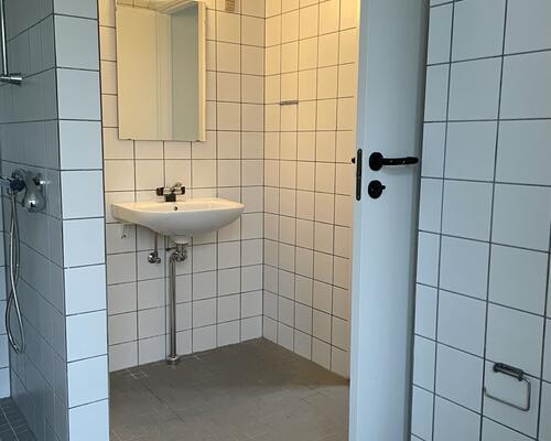 Rummeligt byhus i rolige, grønne omgivelser med nyt køkken