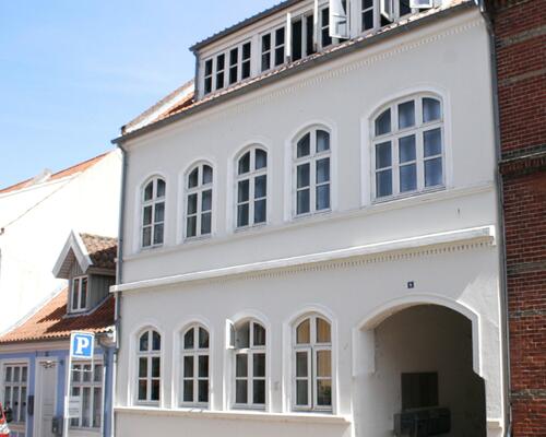 Rummeligt byhus i rolige, grønne omgivelser med nyt køkken