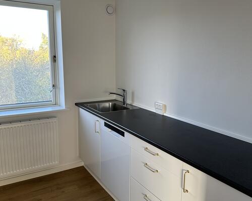 total nyrenoveret 2 vær. lejlighed.