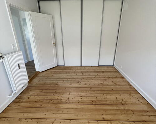 Nyrenoveret 2-værelses i Aalborg Vestby med to altaner, gulvvarme og stilrent køkken