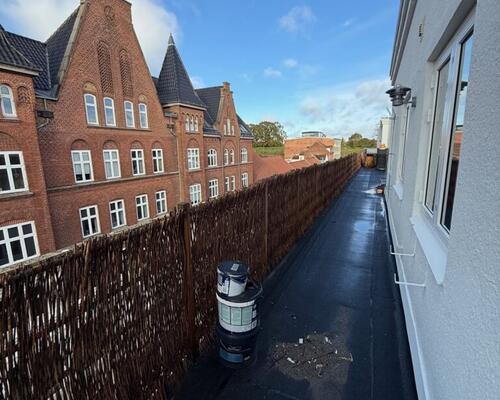 Nyrenoveret penthouselejlighed med tagterrasse i centrum af Fredericia