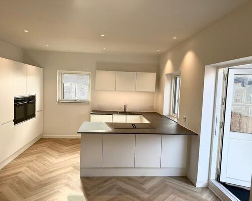 Nyrenoveret penthouselejlighed med tagterrasse i centrum af Fredericia