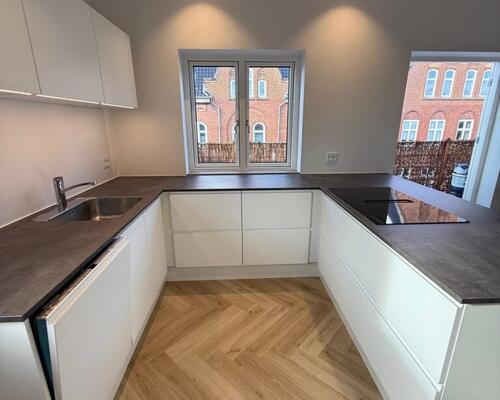 Nyrenoveret penthouselejlighed med tagterrasse i centrum af Fredericia