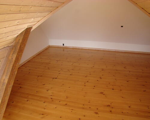 Hyggelig 2-værelses lejlighed med hems