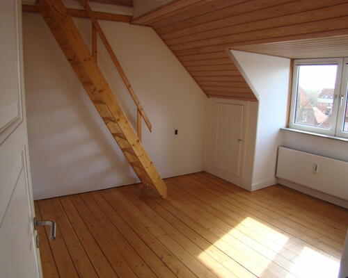 Hyggelig 2-værelses lejlighed med hems