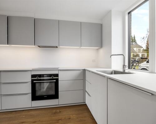 På en af Birkerøds mest attraktive adresser udlejes dette moderne rækkehus på Rolighedsvej 3B